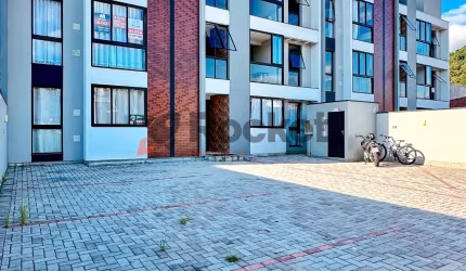 Apartamento semi-mobiliado com uma suíte mais um dormitório.