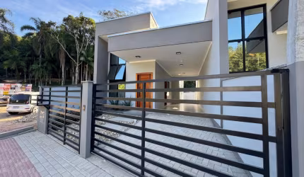 casa com excelente acabamento na Guabiruba!