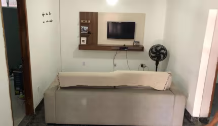 Casa a venda com 2 quartos + duas casas no terreno