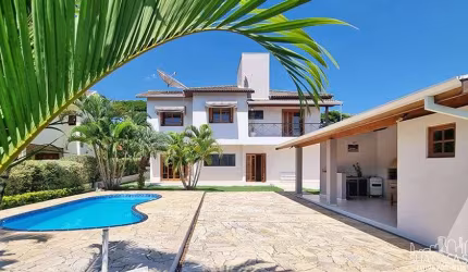 Linda casa em condominio a venda - 283m² - 3 Suítes - 4 vagas - Muito verde.