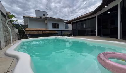Casa à venda, no Bairro Pedra Branca, Palhoça-SC, com 4 quartos, sendo 1 suíte, com 2 vagas