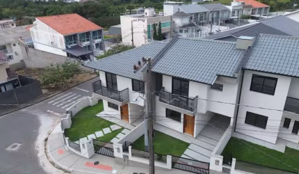 Sobrado à venda, no Bairro Potecas, São José-SC, com 3 quartos, sendo 1 suíte, com 2 vagas