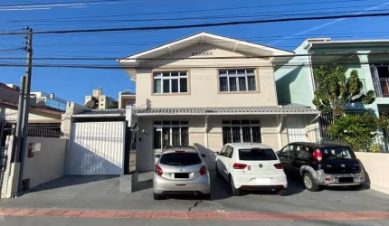 Casa Comercial à venda, no Bairro Capoeiras, Florianópolis-SC, com 7 quartos, sendo 1 suíte, com 4 vagas