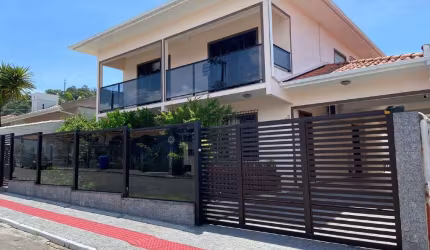 Casa à venda, no Bairro Fazenda Santo Antônio, São José-SC, com 4 quartos, sendo 1 suíte, com 3 vagas