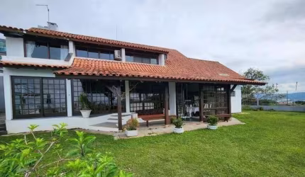 Casa em Condomínio à venda, no Bairro Bosque das Mansões, São José-SC, com 4 quartos, sendo 1 suíte, com 4 vagas