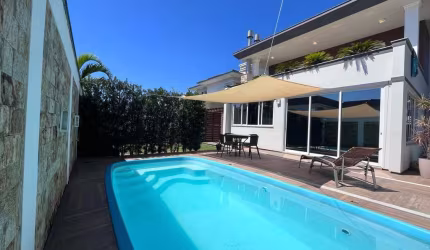 Casa à venda, no Bairro Pedra Branca, Palhoça-SC, com 4 quartos, sendo 1 suíte, com 2 vagas