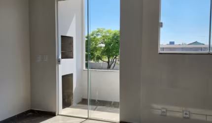 Apartamento com sacada e churrasqueira