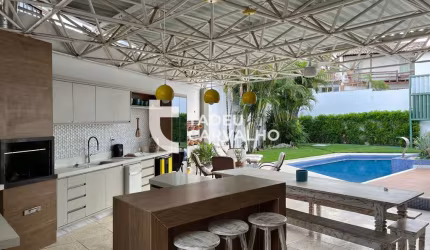 Casa Alto Padrão em Vilas do Atlântico com 4 suítes, espaço gourmet, piscina