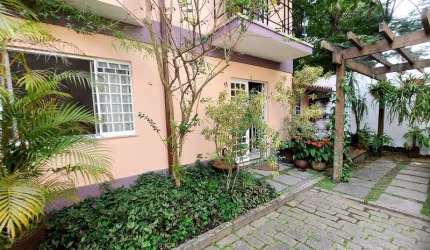 Linda casa em condomínio Maria Paula