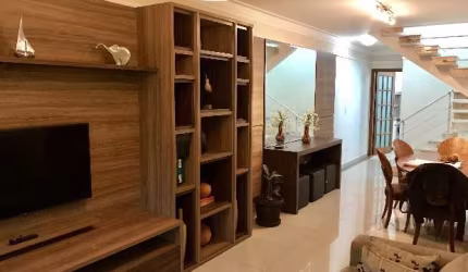 Casa com 3 Quartos, 2 Banheiros e 2 Vagas – Excelente Localização!