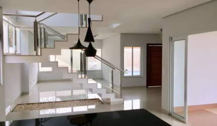 Casa com 2 Quartos, 2 Banheiros e 2 Vagas – Excelente Localização!