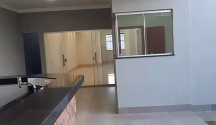 Casa com 3 Quartos, 2 Banheiros e 2 Vagas – Excelente Localização!