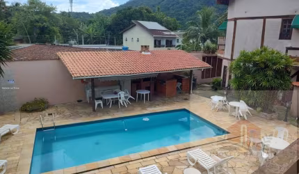 Sobrado com 3 dormitórios lazer 1 vaga na Enseada