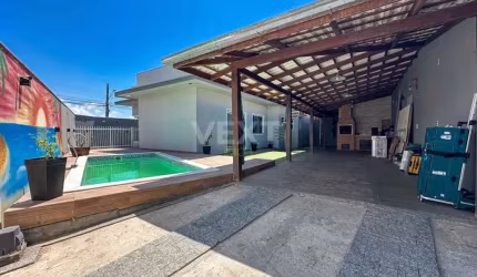 Linda casa com amplo quintal. codigo: 124879