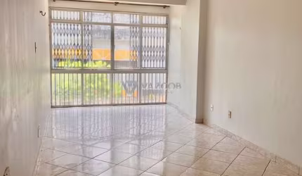 Apartamento com 03 quartos em frente a Praça da República