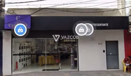Prédio comercial com elevador de cargas
