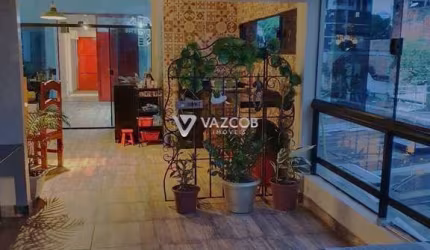 Casa comercial com 06 salas/quartos em Nazaré