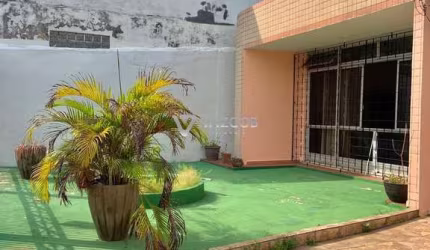 Casa com 03 suítes entre Almirante Barroso e Pedro Alvares Cabral