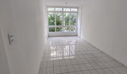 ALUGUEL DE KITNET DE 34m2 COM 1 COPA 1 BANHEIRO E VAGA DE GARAGEM COLETIVA INSUFICIENTE NA PONTA DA PRAIA EM SANTOS-SP