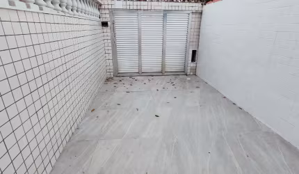 ALUGUEL DE CASA TÉRREA TODA REFORMADA DE 120m2 COM 2 SUÍTES E 1 VAGA DE VEÍCULO NO BAIRRO DO BOQUEIRÃO EM SANTOS-SP