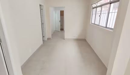 ALUGUEL DE CASA TÉRREA TODA REFORMADA DE 120m2 COM 2 SUÍTES E 1 VAGA DE VEÍCULO NO BAIRRO DO BOQUEIRÃO EM SANTOS-SP