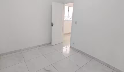 ALUGUEL DE CASA TÉRREA DE FRENTE TODA REFORMADA DE 80m2 COM 2 DORMS , 1 SUÍTE E  2 VAGAS DE VEÍCULO NO BAIRRO DO BOQUEIRÃO EM SANTOS-SP