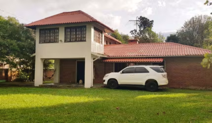 Casa 4 Dormitórios à venda no Bairro CAPÃO NOVO - 3 vagas de garagem