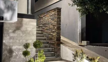 Casa moderna e sofisticada com área gourmet e jardim iluminado. Tremembé-SP