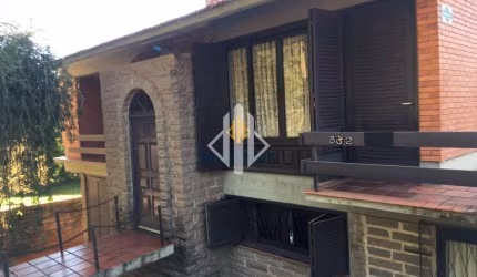 Contalex Vende Casa Bairro Centro, proximo a Av. Patria. Construção sólida, e amplas dependencias, com ótimo terreno e arborização.