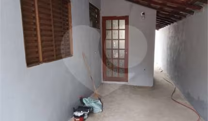 Casa térrea com 1 quartos à venda em Parque Almerinda Pereira Chaves - SP