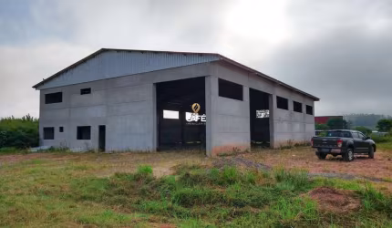 Pavilhão Amplo De 700 m² com Mezanino e Mais Área de Meio Hectare.