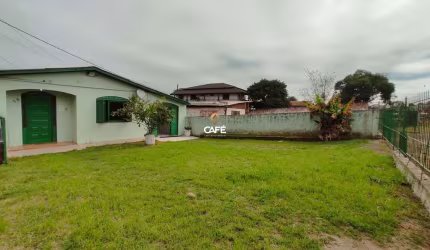 Casa em localização privilegiada com 3 quartos, churrasqueira e garagem.