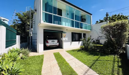 Casa com 3 dormitórios, espaço gourmet e salão de jogos