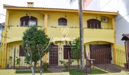 Casa 4 Dormitórios com 2 Salas, Lareira, pátio e Garagem para 3 carros