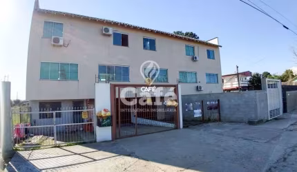 Apartamento triplex com dois dormitórios, dois banheiros e garagem.