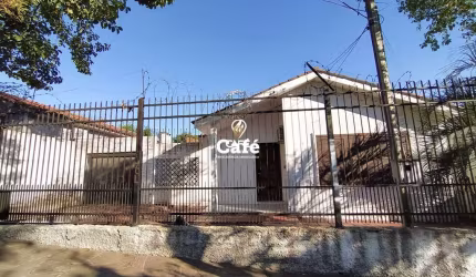 Casa de 3 dormitórios e com pátio.