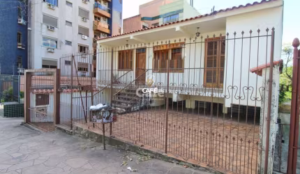 Casa ampla com 3 dormitórios, com localização central, excelente para investidor