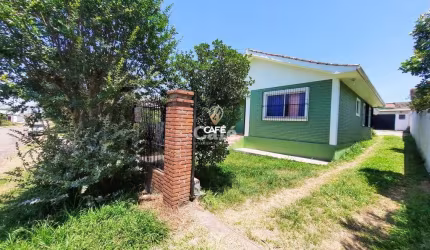 Ampla casa com 4 dormitórios, sala, cozinha, 2 banheiros e área com churrasqueir