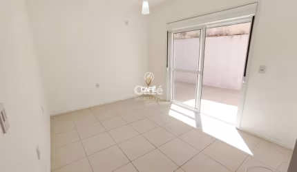Apartamento amplo com 1 dormitório, churrasqueira, amplo terraço e 2 garagens. B