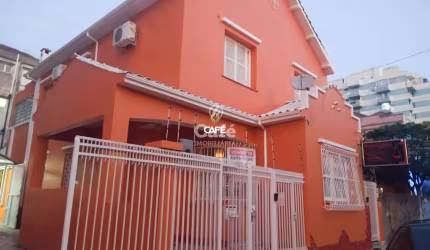 Casa com 4 dormitórios, região centro de Santa Maria