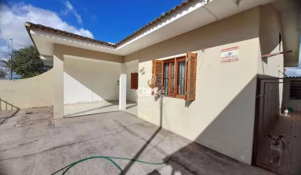 Casa 2 dormitórios, 1 banheiro, garagem, pátio, rua asfaltada ótima localização.