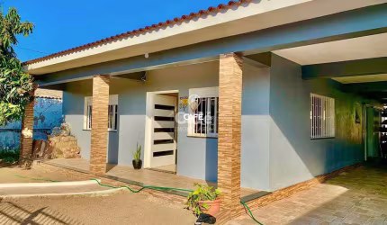 Lindíssima casa com terreno amplo, 03 dormitórios, 02 banheiros, 02 vagas de gar