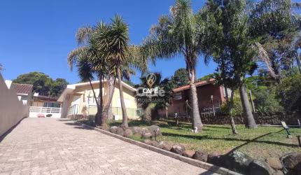 Linda casa com 2 dormitórios, salão de festas, piscina e bem localizada em Itaar