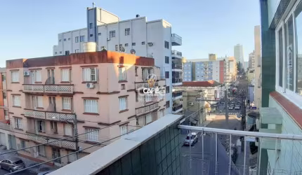 Amplo apartamento central com 3 dormitórios, mais dependência, sala com 2 ambien