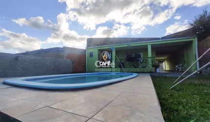 Casa com 03 dormitórios em bairro tranquilo possui piscina e vaga para 03 veícul