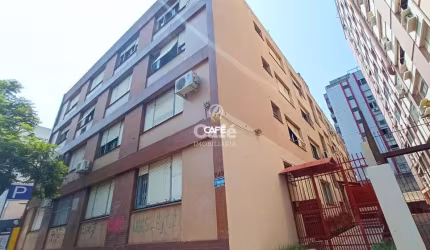 Apartamento Central de 3 Dormitórios, Sala Ampla, 2 Banheiros, Dependência de Em