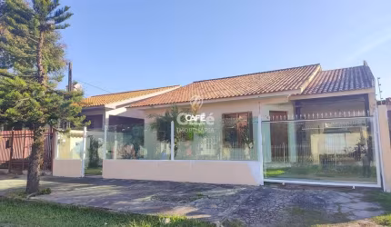 Casa térrea seminova com 2 dormitórios, 2 banheiros, 4 garagens e uma linda área