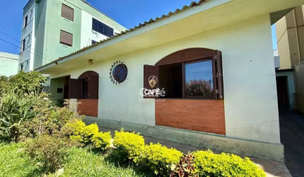 Casa no Bairro Medianeira De 3 Dormitórios, Suíte, (2) Salas, Lareira, (2) Banhe
