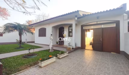 Casa térrea com 2 dormitórios, sendo uma suíte, excelente pátio com 2 garagens e