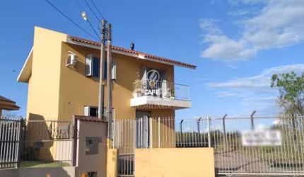 Casa em Camobi De 4 Dormitórios, Sala de Estar, 2 Banheiros, Cozinha, Lareira, Á
